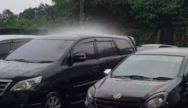 Viral! Hujan Guyur Satu Mobil di Cikarang, Ini Penjelasan BMKG