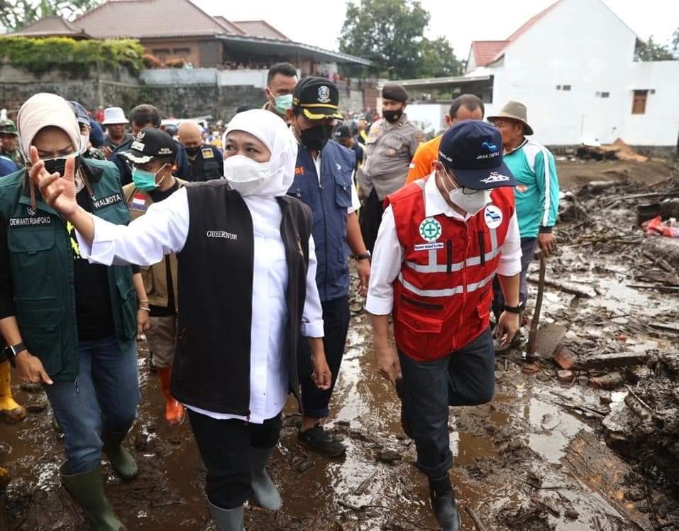 Kunjungi Lokasi Terdampak Banjir Bandang Kota Batu, Gubernur Khofifah Imbau Masyarakat Tetap Waspada