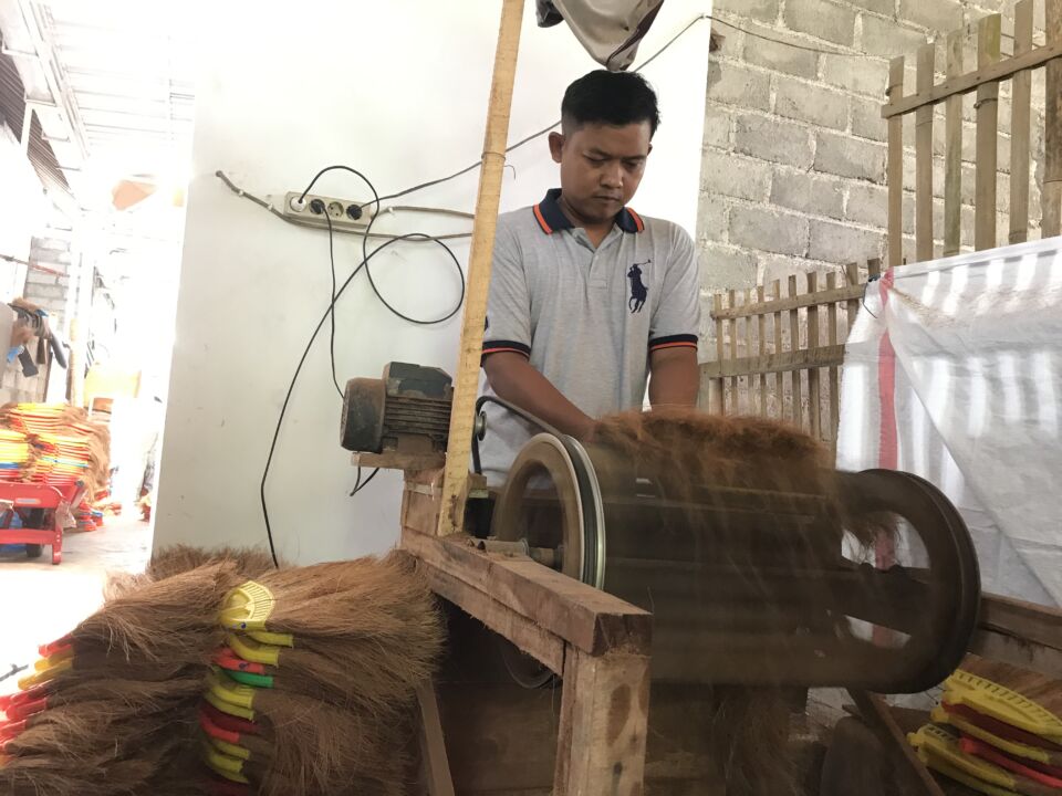 Sugeng memiliki 13 tenaga kerja yang membantunya mengolah berbagai alat rumah tangga dari serabut kelapa (foto: Bahtiar/satukanal.com)